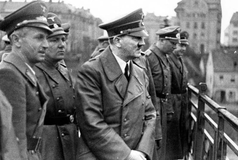 Sigfried Uiberreither (links) mit Adolf Hitler auf der Drau-Brücke Marburg.