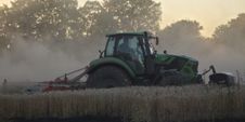 Landwirte pflügen das eigene Getreide unter, um eine Schneise zu schlagen.