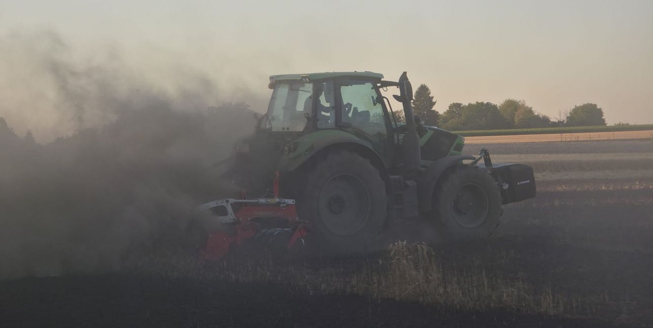Landwirte pflügen das eigene Getreide unter, um eine Schneise zu schlagen.