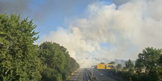 Der Feuerwehreinsatz auf den Feldern zwischen Böblingen und Dagersheim. Dichte Rauchschwaden sind weithin sichtbar.