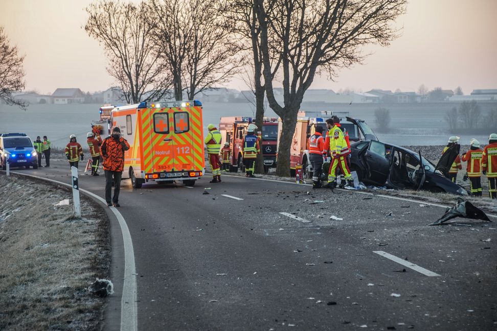 Die B296 sah nach dem Unfall wie ein Trümmerfeld aus. Bild: SDMG/Dettenmeyer