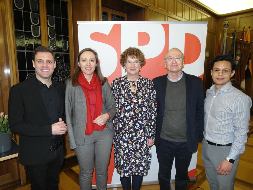 Beim Jahresauftakt der Böblinger SPD (von links): Florian Wahl (SPD-Landtagsabgeordneter), Jasmina Hostert (SPD-Bundestagsabgeordnete), Beate Bartholomä (SPD-Stadtverband Böblingen), Joachim Rücker (Gastredner) und Mario Sickinger (SPD-Stadtverband Böblingen).   Bild: Staber