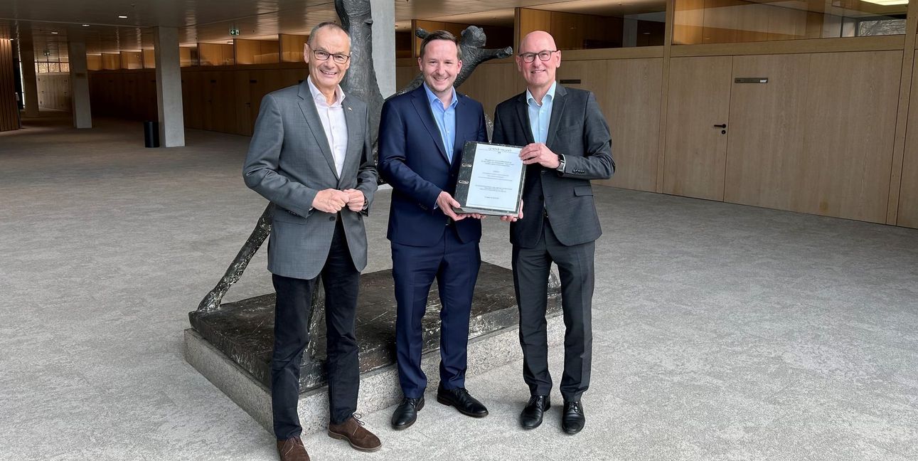 Der FDP-Landtagsabgeordnete Hans Dieter Scheerer (links) und Magstadts Bürgermeister Florian Glock (Mitte)  haben rund 2000 Unterschriften an Berthold Frieß, Ministerialdirektor im Landesverkehrsministerium, übergeben