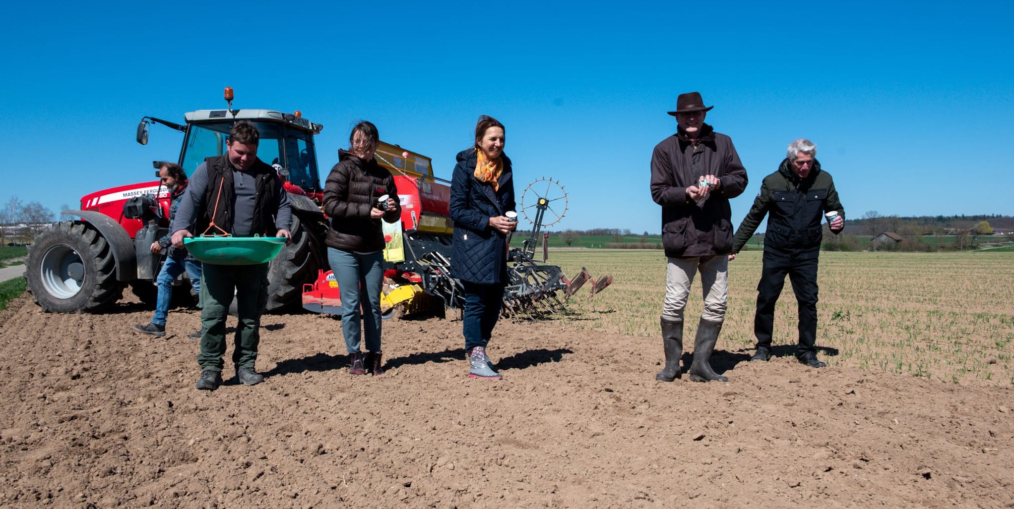 Landwirt Markus Holzapfel, Helen Kilian-Rosenkranz (Landschaftserhaltungsverband Böblingen), Brigitte Ehrmann, Johannes Stefko (beide Anton und Petra Ehrmann Stiftung) und Manfred  Ulmer bringen die erste Saat aus. Bild: Nüßle