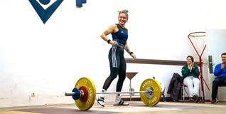 Sarah Dosdall ist bereit für die deutsche Meisterschaft. Das Bild zeigt sie nach dem erfolgreichen Versuch im Reißen von 59 Kilogramm.