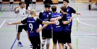 Die Sindelfinger Volleyballer bejubeln den 3:1-Heimerfolg gegen den VC Baustetten. 	Bild: photostampe
