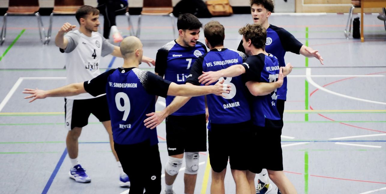 Die Sindelfinger Volleyballer bejubeln den 3:1-Heimerfolg gegen den VC Baustetten. 	Bild: photostampe