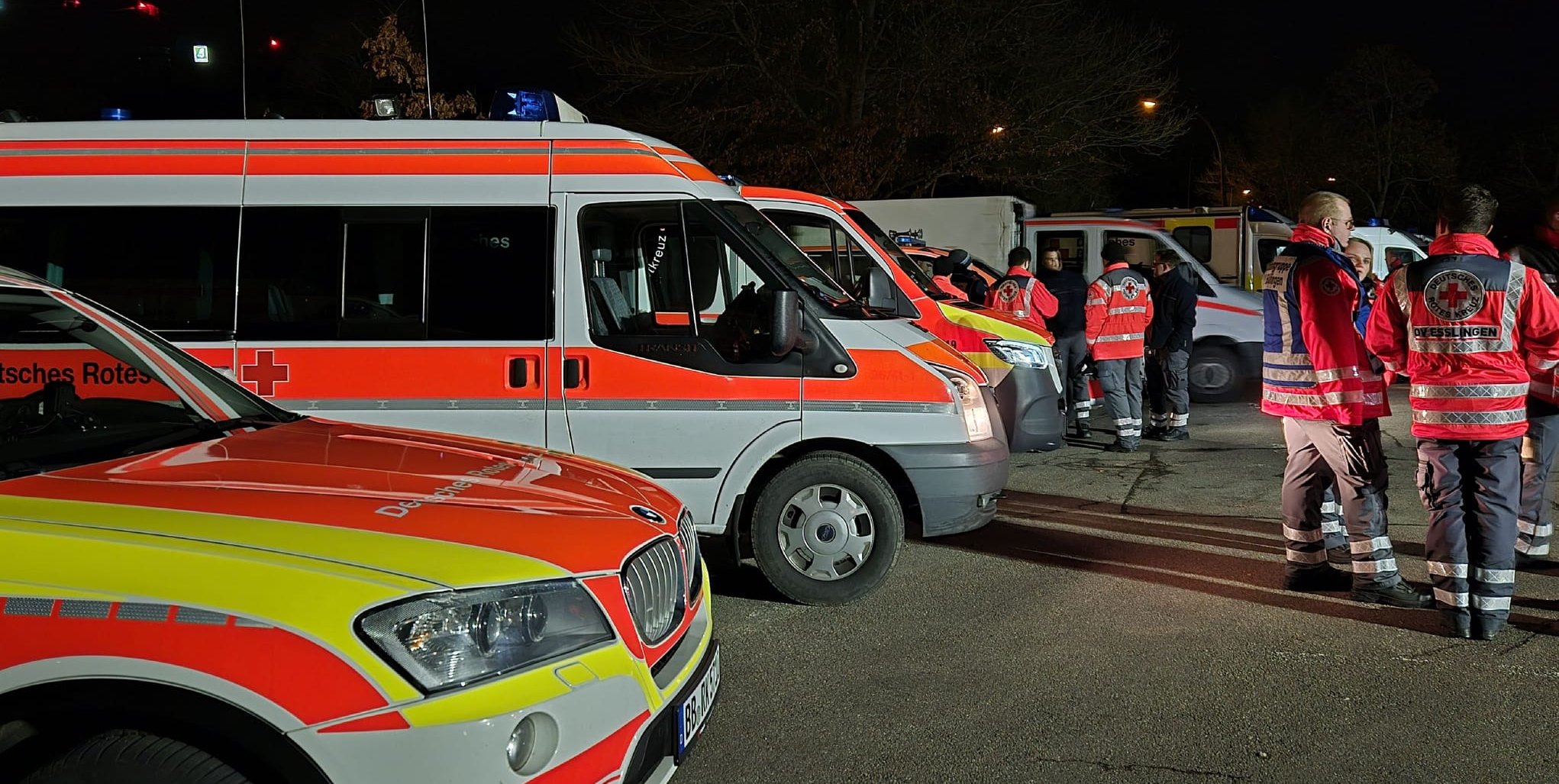 Rund 120 Einsatzkräfte suchten am Sindelfinger Freibadparkplatz vergeblich nach der vermissten 85-jährigen Dame.