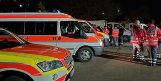 Rund 120 Einsatzkräfte suchten am Sindelfinger Freibadparkplatz vergeblich nach der vermissten 85-jährigen Dame.