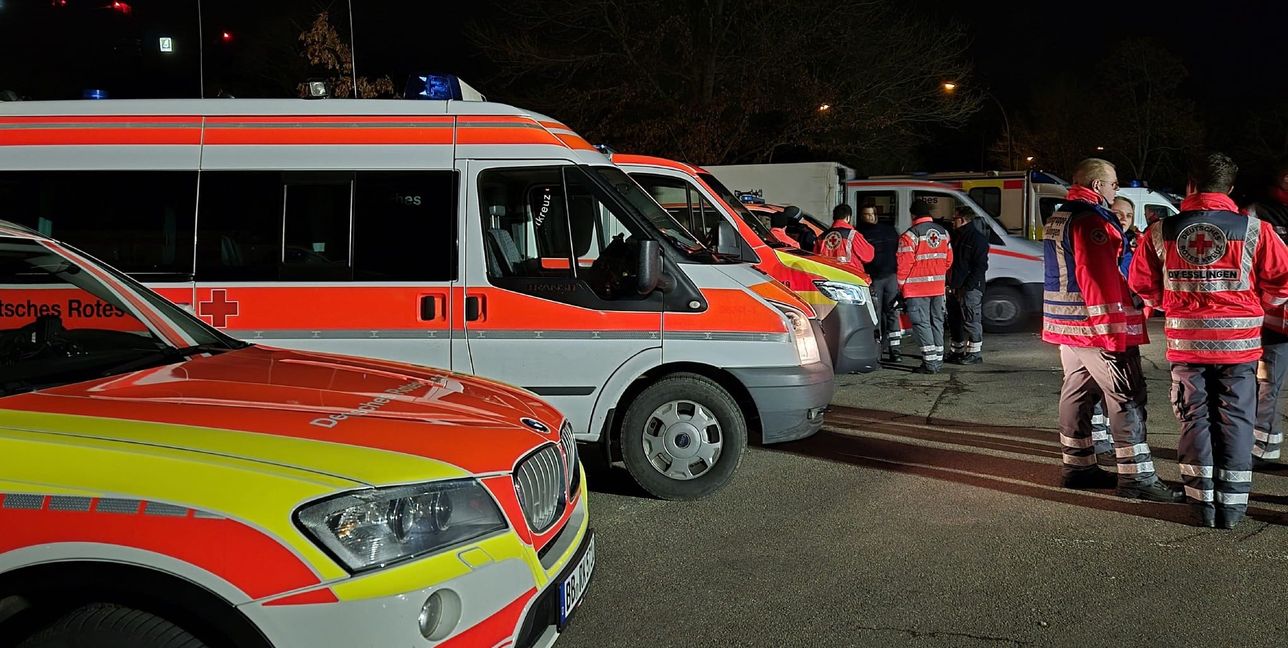 Rund 120 Einsatzkräfte suchten am Sindelfinger Freibadparkplatz vergeblich nach der vermissten 85-jährigen Dame.