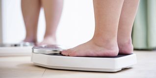 Der Blick auf die Waage kann schmerzhaft sein.