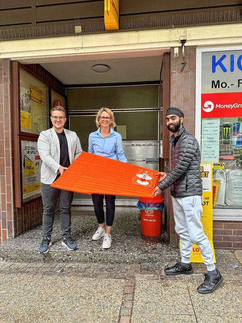 Freuen sich über die Rampe: „Helfen statt Hamstern“-Vorsitzender Max Reinhardt (links) mit Kiosk-Betreiber Tanmeet Singh Madan und der stellvertretenden Vereins- Vorsitzenden Heike Stahl.