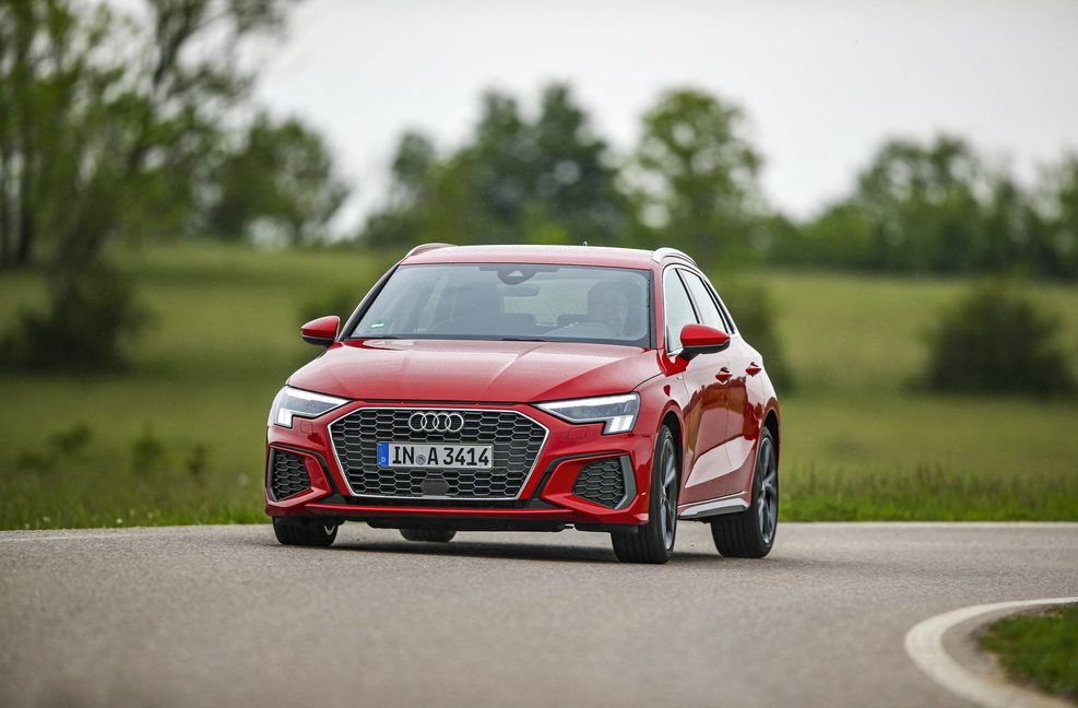 Bei den Kompaktwagen hat  der Audi A3 den Letztjahressieger VW-Golf vom Treppchen gestoßen. Zwölf Prozent der Leser sahen ihn vorne – der Golf kam nur auf 10,3 Prozent. Damit liegen zwei Modelle vorne, die sich die gleiche Plattform im Konzern teilen. Die vierte Generation des Audi A3 kam im vergangenen Jahr auf den Markt. Foto: Motor Presse Stuttgart