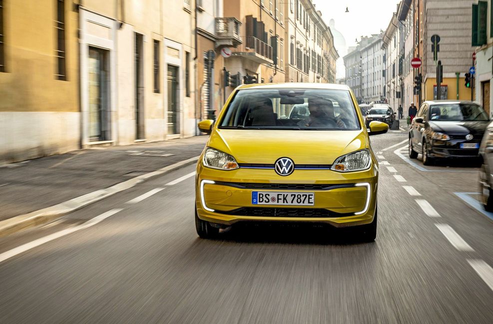 Der VW Up hat in der Kategorie Mini Cars mit 26,7 Prozent der Leserstimmen die Nase vorne. Damit schlägt der kleine Wagen  den Abarth 595/695 klar, der mit 19,6 Prozent der Stimmen auf Platz 2 landet. Der kleinste VW hat 2012 den VW Fox beerbt und ist Teil eines Baukastens im VW-Konzerns: Die Karosserien von Seat Mii und Skoda Citigo sind fast identisch. Alle drei Modelle laufen bei Volkswagen Slovakia in Bratislava vom Band. Übrigens sind die Mini Cars die einzige Kategorie, in der es mit dem Fiat-Tuner Abarth und Fiat  ausländische Hersteller  unter die ersten Drei in der Gesamtwertung geschafft haben. In allen anderen Segmenten machen deutsche Konzerne die Platzierungen unter sich aus. Foto: Volkswagen AG