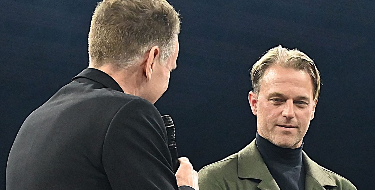 Ex-Fußball-Nationaltorwart Timo Hildebrand (rechts) beim Kurzinterview mit Ringsprecher Ingo Rohrbach.