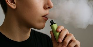 Das Vapen gilt bei vielen Jugendlichen als Trend. Fachleute warnen vor möglichen Folgen für Lunge und Herz.