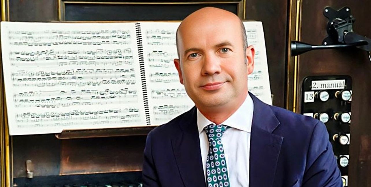 Professor Jesús Sampredo Márquez spielt bei der Orgelreihe.