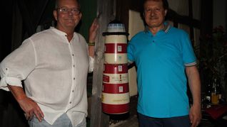 Larry Blankenship (links) und "Leuchtturm"-Betreiber Mehmet Cümen bei der Feier zum zehnjährigen Bestehen der Sindelfinger Kneipe.     Bild: Dettenmeyer