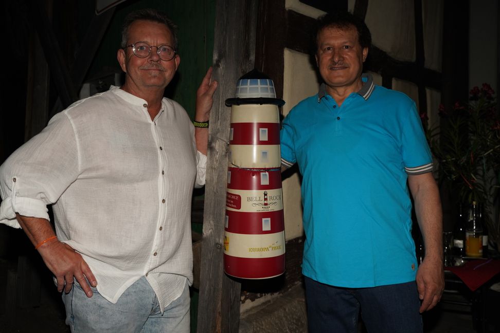 Larry Blankenship (links) und "Leuchtturm"-Betreiber Mehmet Cümen bei der Feier zum zehnjährigen Bestehen der Sindelfinger Kneipe.     Bild: Dettenmeyer