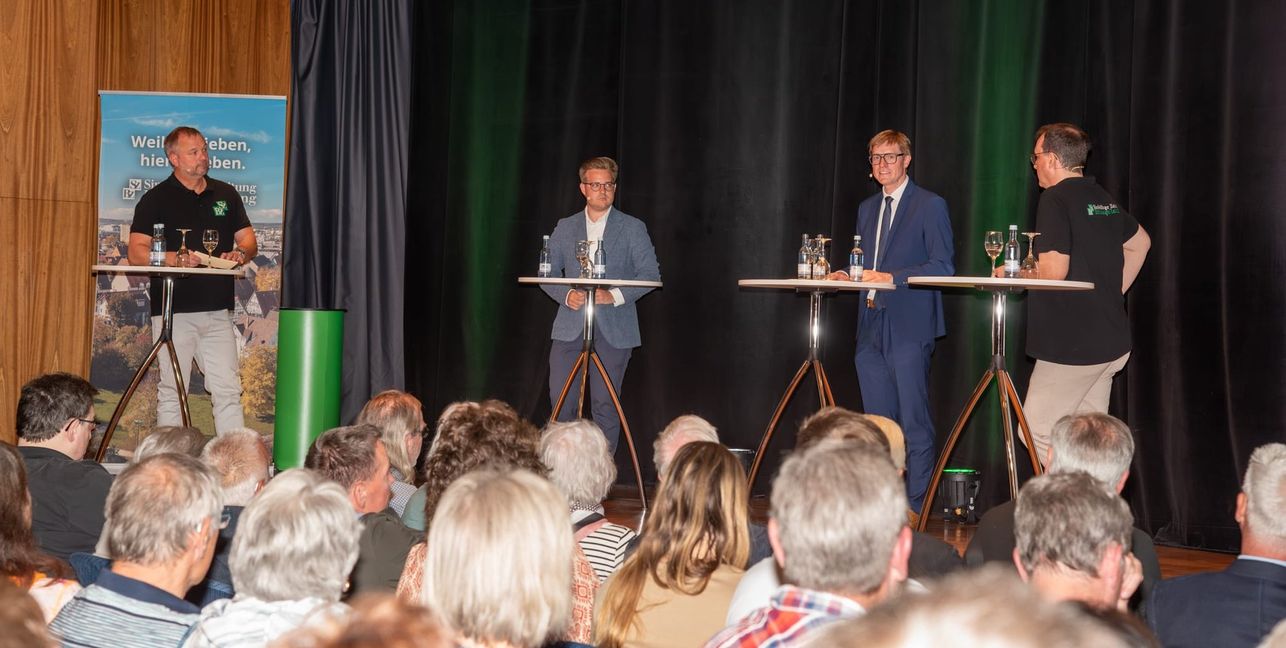 Jürgen Wegner, Max Reinhardt, Markus Kleemann und Tim Schweiker (von links) auf dem Podium im Kleinen Saal der Sindelfinger Stadthalle.