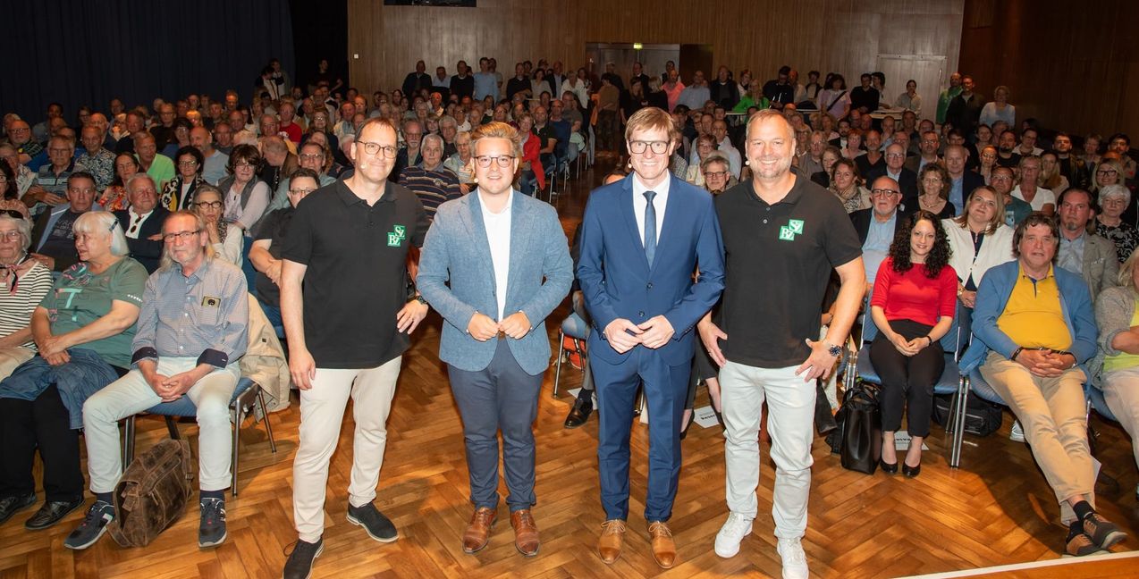 Beim SZ/BZ-Duell im Kleinen Saal der Stadthalle (von links): Redaktionsleiter Tim Schweiker, Max Reinhardt, Markus Kleemann und Chefreporter Jürgen Wegner.