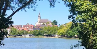 Die Stadtkirche ist weithin sichtbar.