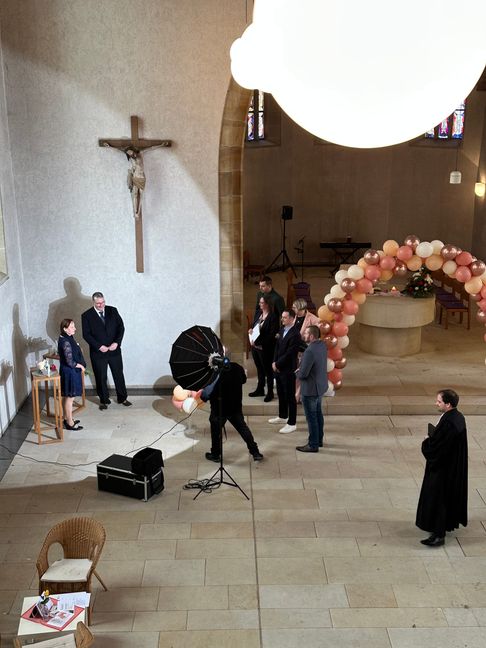 Für die Paare, die sich am Valentinstag spontan trauen ließen, gab es ein eigenes kleines Fotostudio in der Stadtkirche.