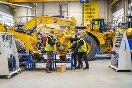 Die drei rumänischen Praktikanten Bogdan Szasz, Daniel Oproiu und Iosua Oltean (von links nach rechts) in der Werkstatt von Zeppelin Baumaschinen auf der Hulb. Zwei Wochen lang haben sie einen Einblick in verschiedene Bereiche erhalten.