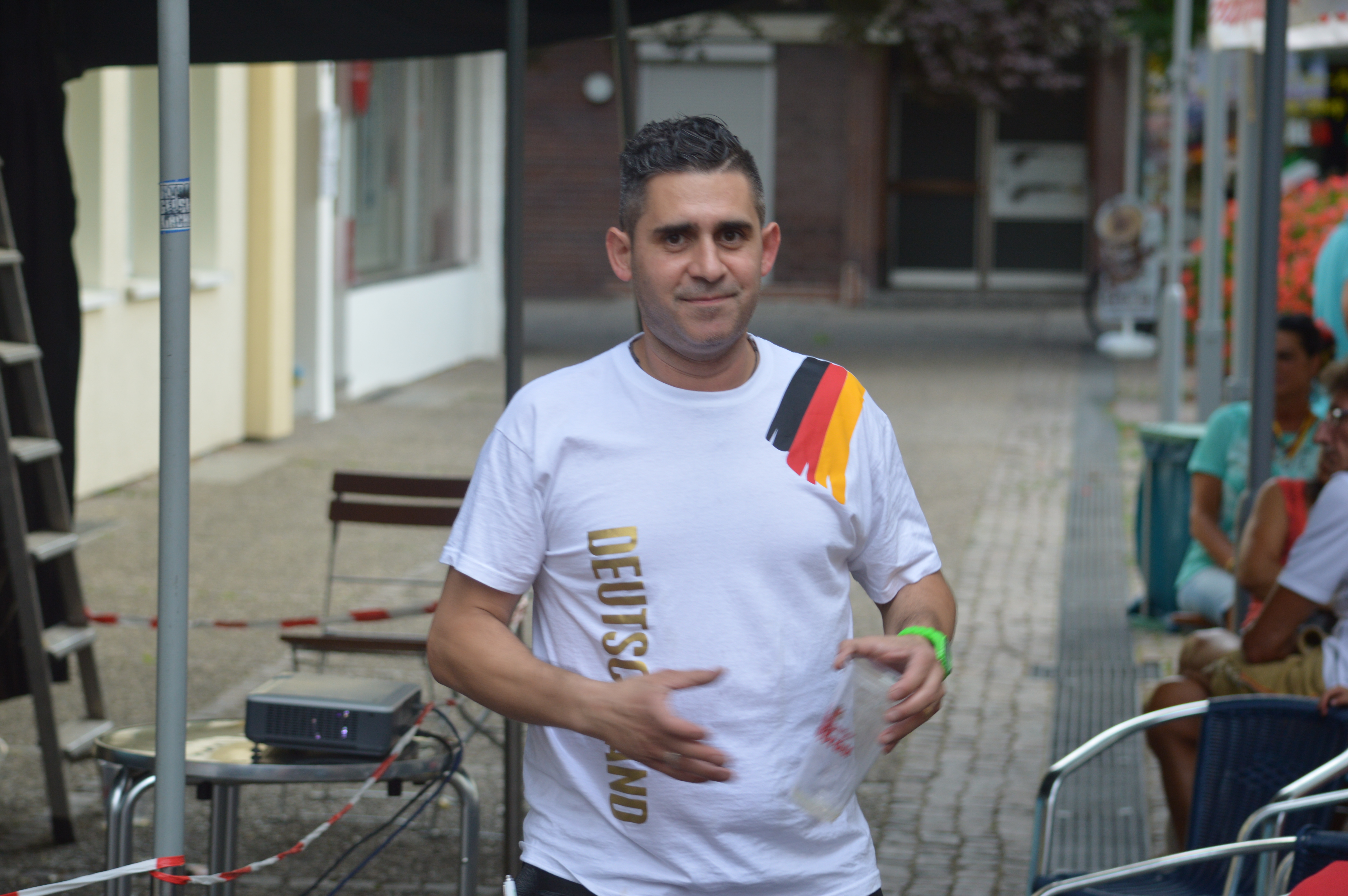 Salvatore Magalu steht nicht nur das dunkelblaue Italien-Trikot. Auch schwarz-rot-goldene Streifen kleiden ihn.