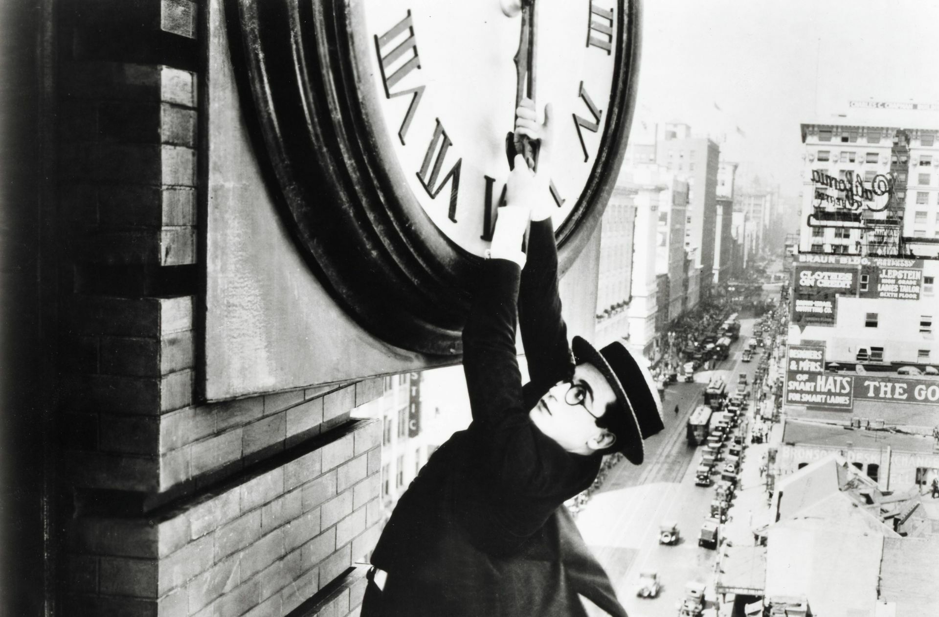 Der US-Stummfilmstar Harold Lloyd hängt an einem Uhrzeiger in der berühmten Filmszene „Safety Last“.  Am kommenden Sonntag, 28. März,  beginnt die Sommerzeit.
Foto: imago/United Archives Foto: &nbsp;