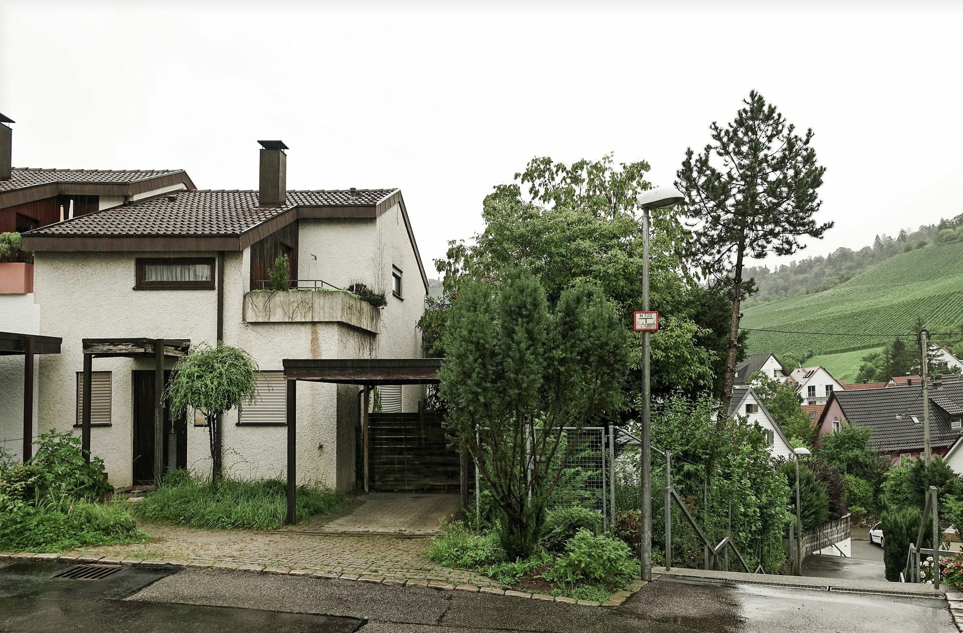 So sah das Reihenendhaus in Stuttgart-Uhlbach vor dem Umbau durch den Architekten Thomas Sixt Fincks aus.
 Foto: Thomas Sixt Finckh/FINCK..