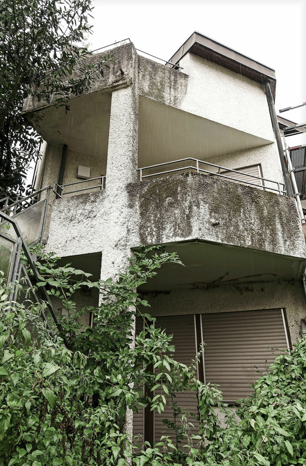 Vorher: Rückansicht des Gebäudes mit kleinem Balkon.
 Foto: Thomas Sixt Finckh/FINCK..