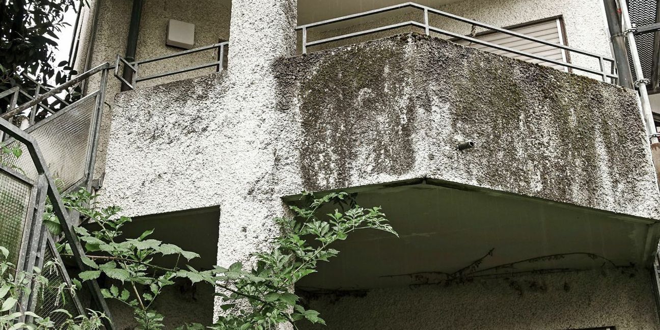Vorher: Rückansicht des Gebäudes mit kleinem Balkon.
 Foto: Thomas Sixt Finckh/FINCK..