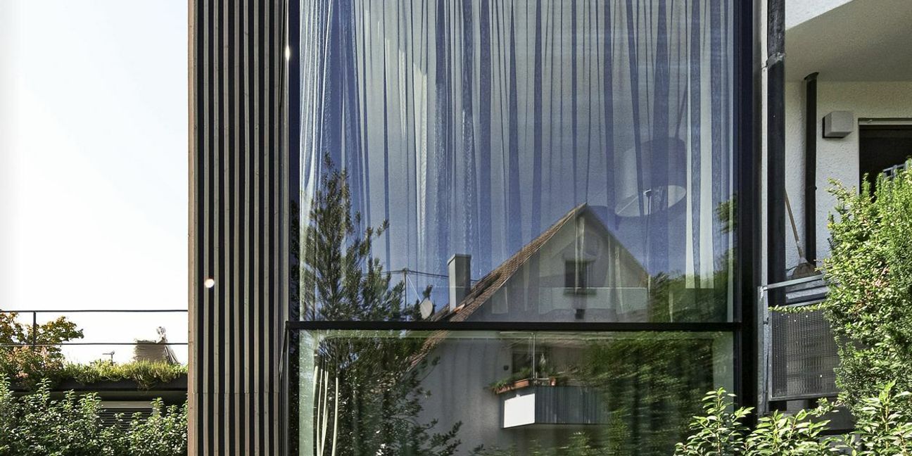 Nachher: Rückansicht des Gebäudes. Der Balkon wurde abgerissen und dadurch konnte mit bodentiefen Fenstern mehr Wohnraum geschaffen werden.
 Foto: Thomas Sixt Finckh/FINCK..