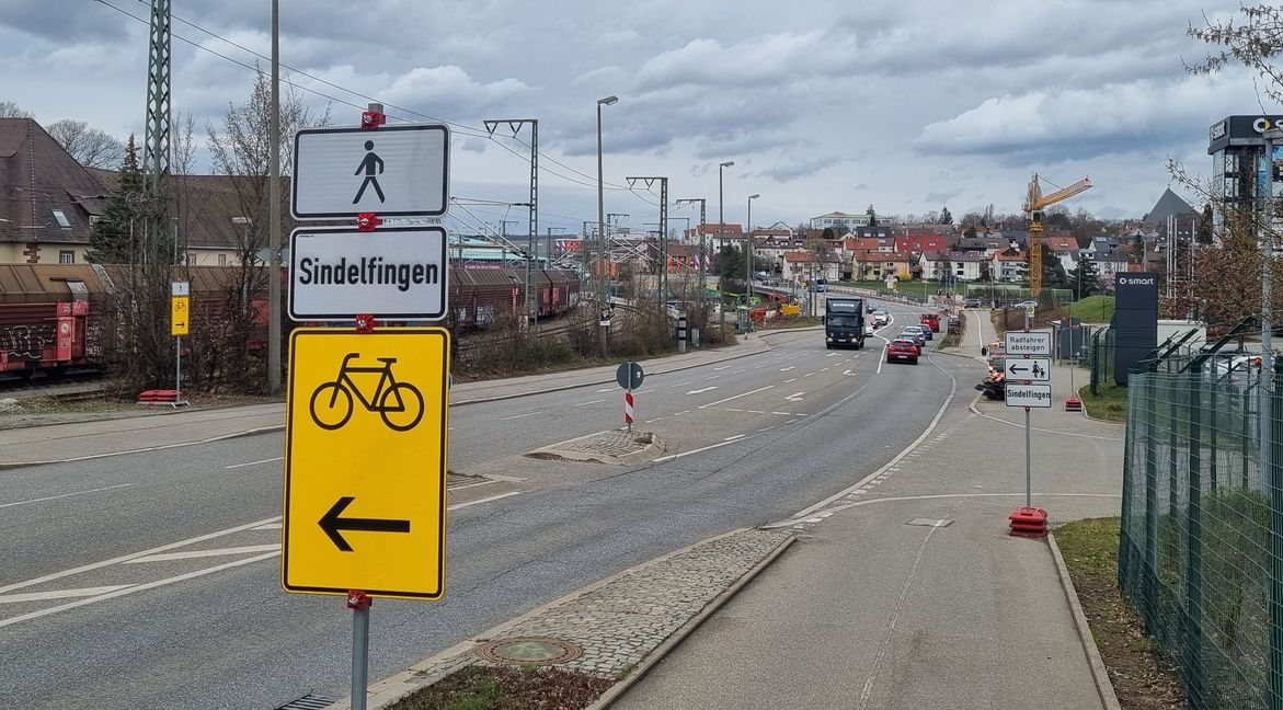 Wer entlang der Sindelfinger Straße von Böblingen in Richtung Sindelfingen mit dem Rad unterwegs ist, muss wegen den Bauarbeiten an der Autobahn-Brücke die Straßenseite wechseln und dort den Radweg mit dem Gegenverkehr teilen, der allerdings nach wie vor nicht darauf hingewiesen wird. Ebenso unklar ist, ob Radfahrer den Radweg verlassen dürfen, um auf der Straße weiterzufahren. Bild: Hamann