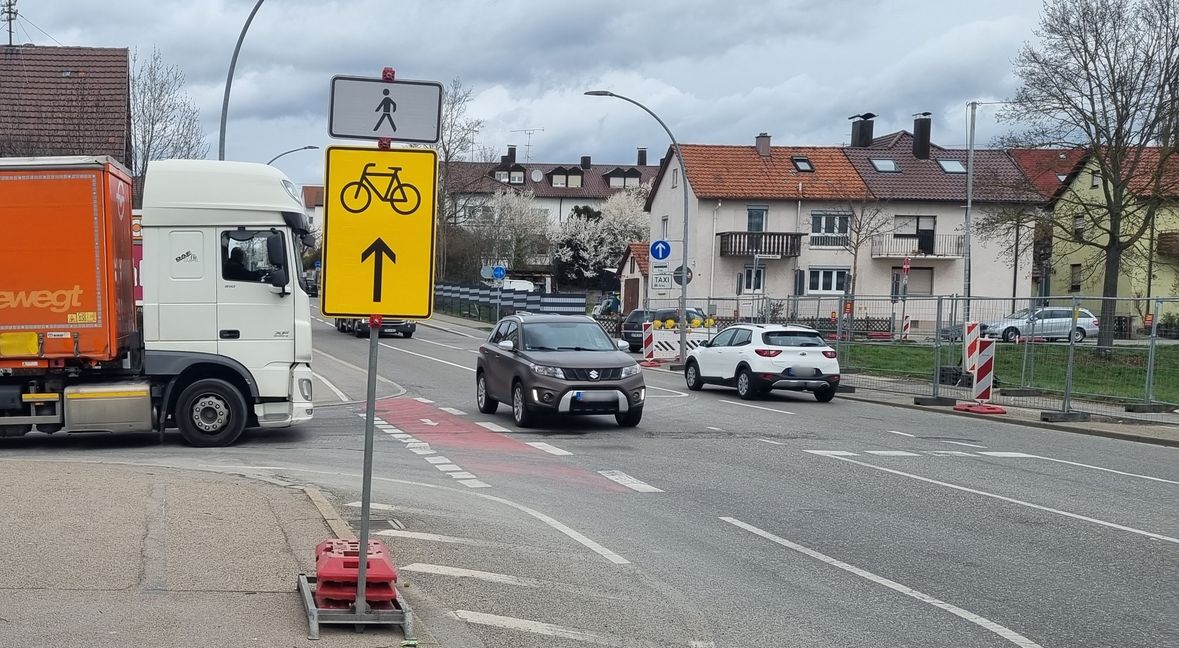 Brandgefährlich: An der der Ausfahrt vom Hornbach gibt es für Lkw- und Autofahrer keinen Hinweis, dass sie verstärkt auch mit Radverkehr von rechts rechnen müssen. Bild: Hamann