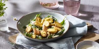 Schmeckt nach Frühling: Ein frischer Salat aus neuen Kartoffeln und Rhabarber holt gute Laune direkt an den Tisch.