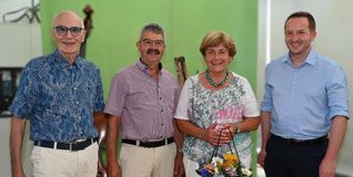 Gruppenbild mit Dame oder die bisherigen drei Vorsitzenden in der Geschichte des Fördervereins und deren einzige Stellvertreterin  (von links): die beiden Bürgermeister a.D. Hans Benzinger und Dr. Hans-Ulrich Merz, Gabriele Vorreiter und der amtierende Vorsitzende, Bürgermeister Florian Glock.