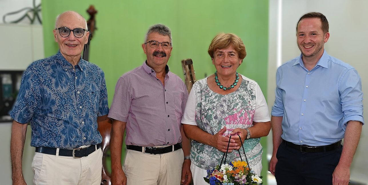 Gruppenbild mit Dame oder die bisherigen drei Vorsitzenden in der Geschichte des Fördervereins und deren einzige Stellvertreterin  (von links): die beiden Bürgermeister a.D. Hans Benzinger und Dr. Hans-Ulrich Merz, Gabriele Vorreiter und der amtierende Vorsitzende, Bürgermeister Florian Glock.