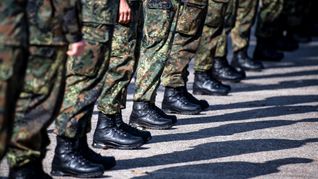 Antreten, Märsche, Schießübungen – sollten in den nächsten Jahren nicht genügend Freiwillige bei der Bundeswehr zusammenkommen, könnte auch die Wehrpflicht wiederbelebt werden.