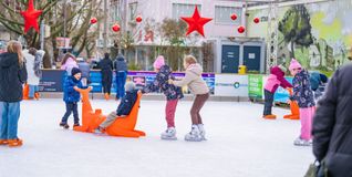 Die Eisbahn kam nicht nur bei Kindern gut an.