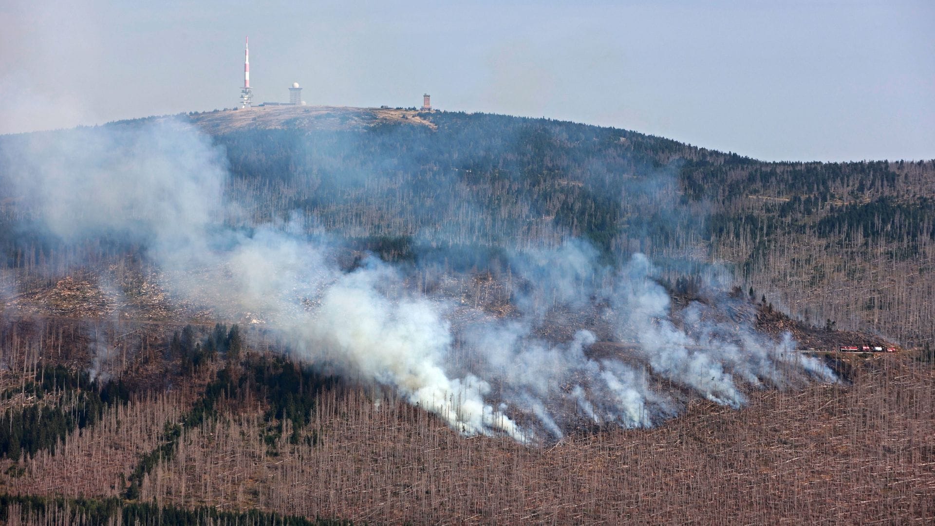 Der Brand unterhalb des Brockens im Harz ist noch nicht unter Kontrolle (Foto aktuell).