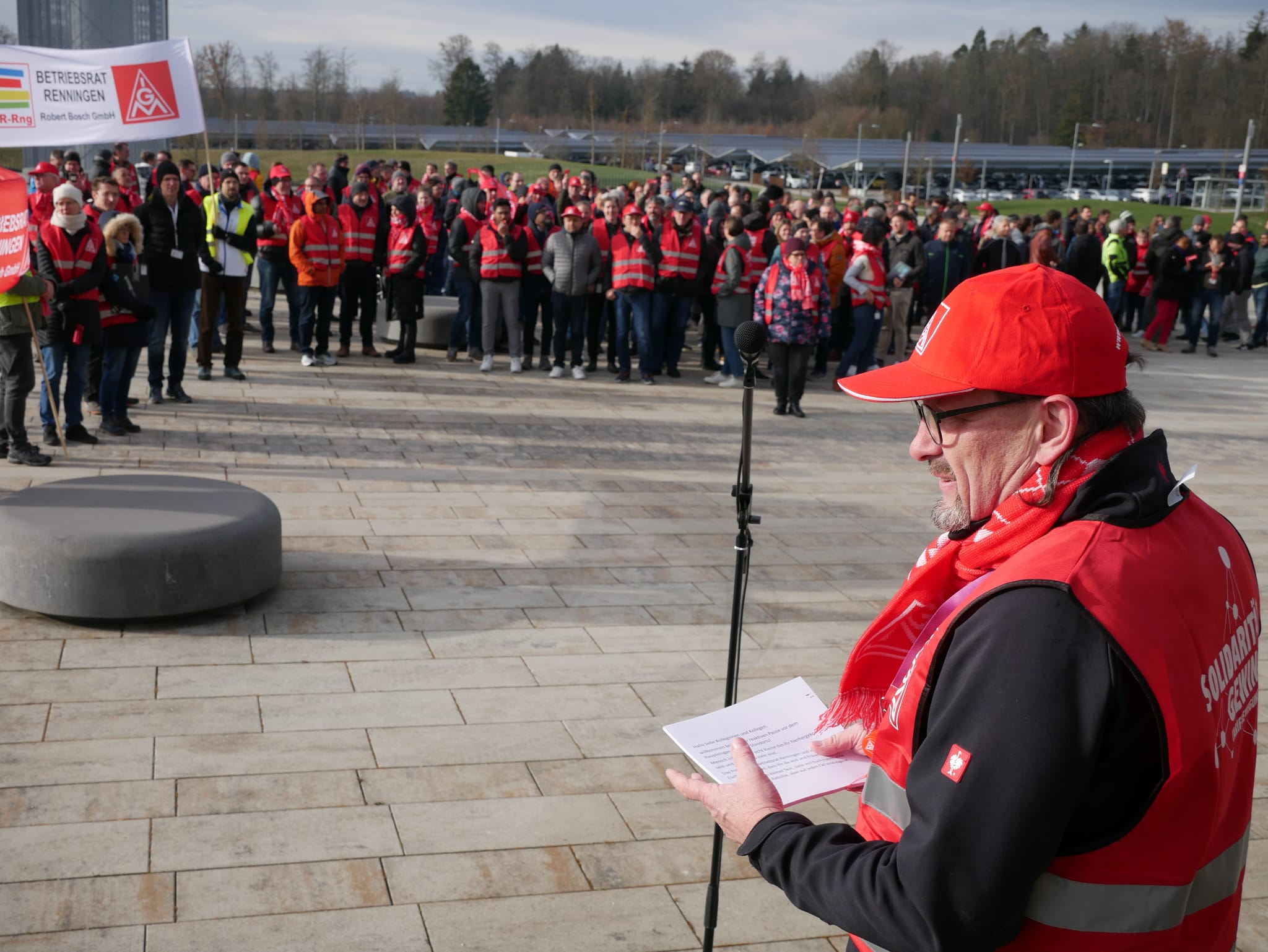 Kundgebung vor dem Bosch-Campus.