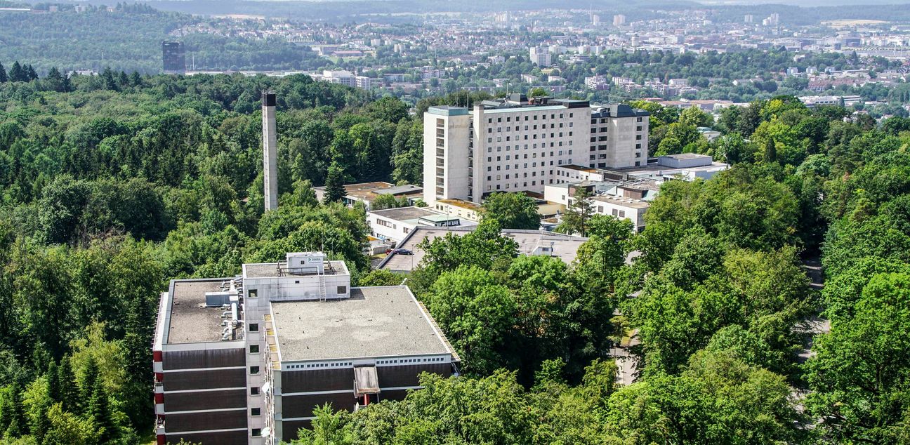 Der Blick vom Wasserturm auf das Krankenhaus-Areal zeigt das Gebiet, auf dem mittelfristig ein neues Stadtquartier entstehen soll. Bild: Dettenmeyer/A