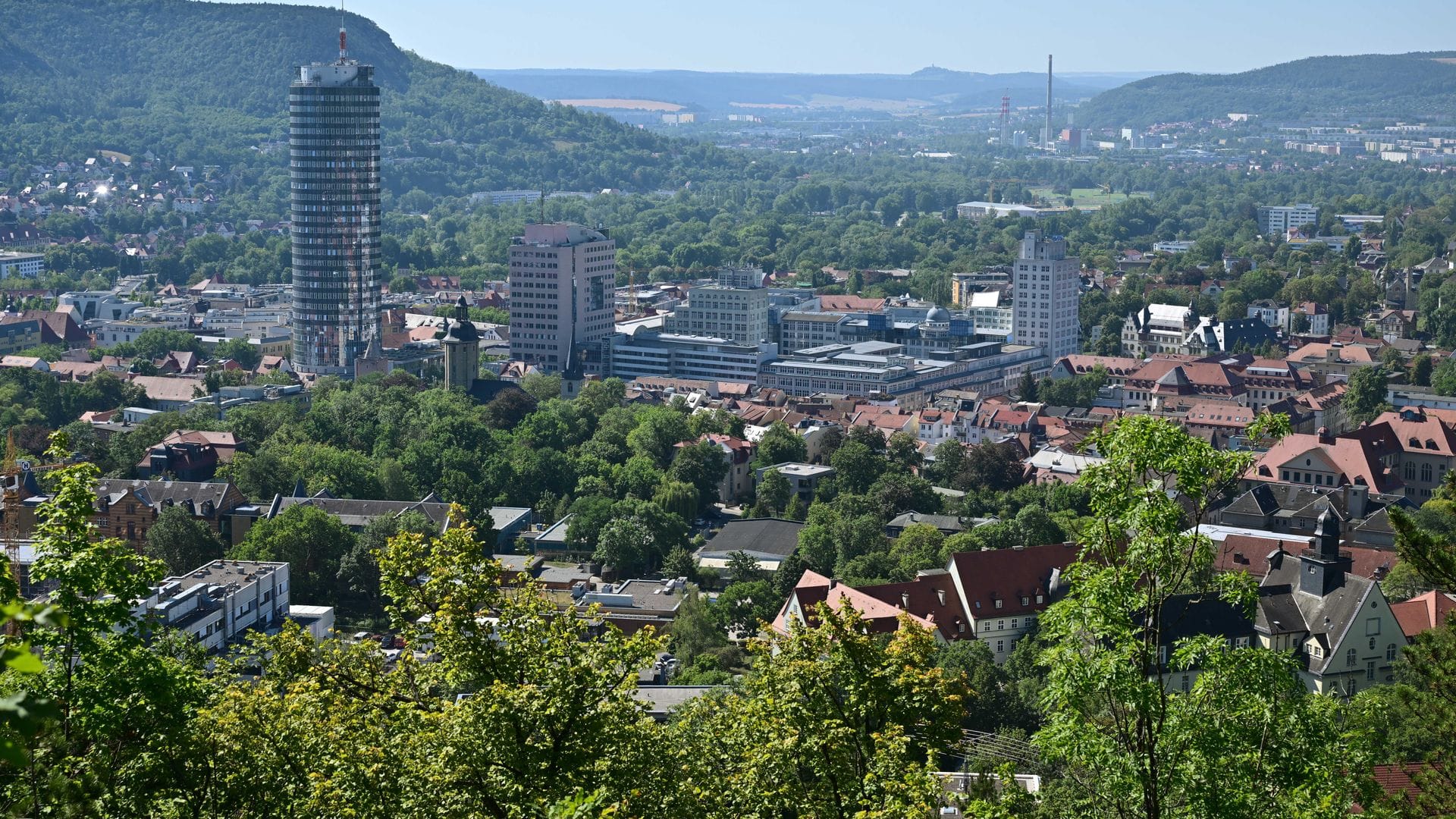 Das Stadtgebiet von Jena an einem heißen Sommertag. (Archivbild)