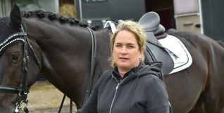 Kathi Steisslinger hat für ihre Familie auf das Springen verzichtet und wie die anderen Erfolge im Dressursattel gefeiert. Bild: Häusler