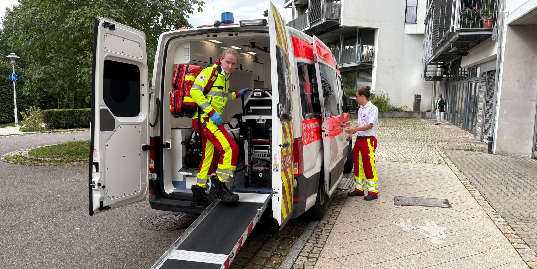 Marlon Langstein holt den Tragestuhl aus dem KTW.Bilder: z
