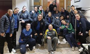 Nationalmannschaftsfoto mit Hoteliers-Tochter Eva Volz (vorne in der Mitte mit der gelb-grauen Trainingsjacke der HSG Schönbuch).