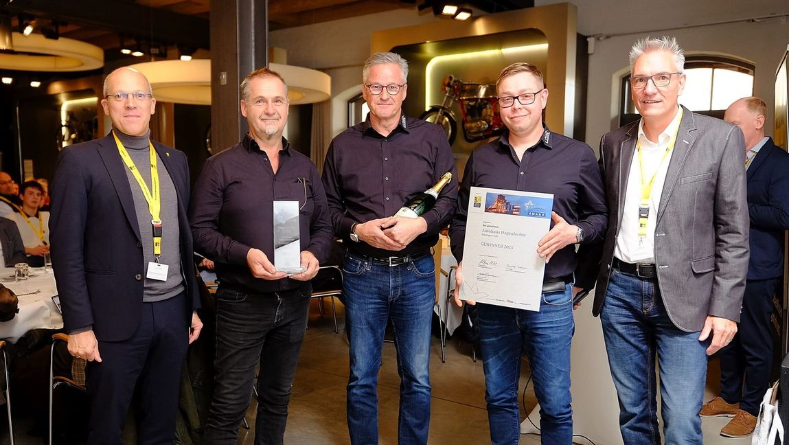 Klaus Hagenlocher (mitte) freut sich über die Auszeichnung.