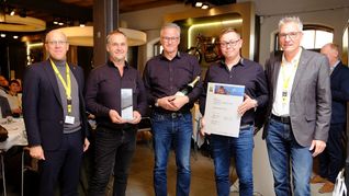 Klaus Hagenlocher (mitte) freut sich über die Auszeichnung.
